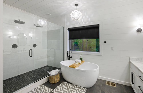Broken Bow Cabin | Meadowlark Retreat - Steam Sauna, Hot Tub, Double Shower, Fire Pit, EV Charger