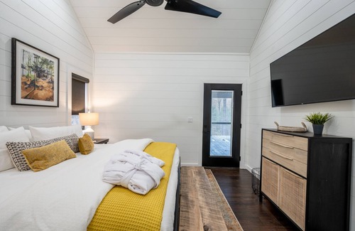 Broken Bow Cabin | Meadowlark Retreat - Steam Sauna, Hot Tub, Double Shower, Fire Pit, EV Charger