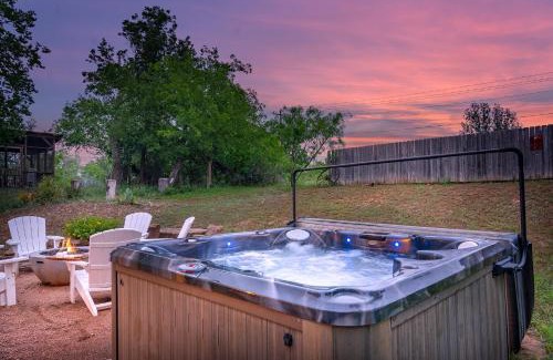Fredericksburg House | Meadows Farmhouse - Hot Tub & 5 mins to Main
