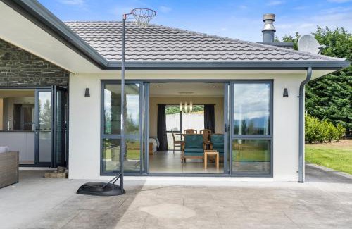 Dyerville House | Meadowscape Hideaway - Martinborough Holiday Home