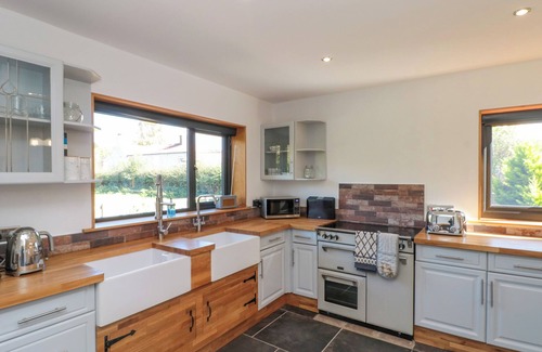 Weaverthorpe House | MEADOWSIDE, pet friendly, country holiday cottage in Weaverthorpe