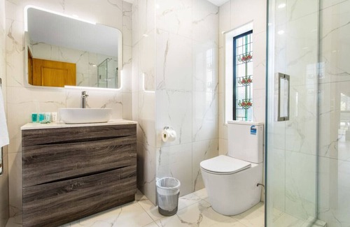 Waiau Pa House | Meadowview Retreat is only 5 mins to beach