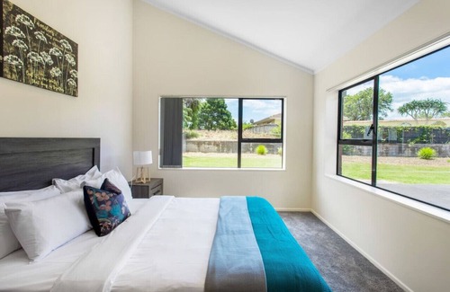 Waiau Pa House | Meadowview Retreat is only 5 mins to beach