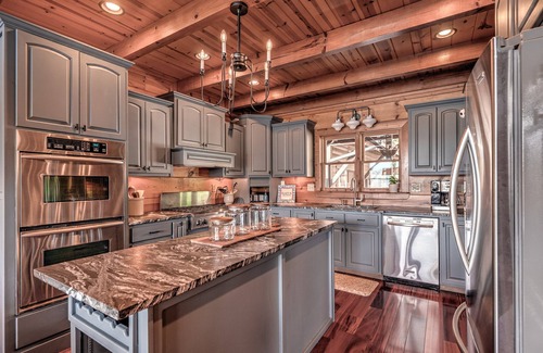 Blairsville Cabin | Meant to Be- Lake Front | Private Dock | Screened Porch | Lake Nottely