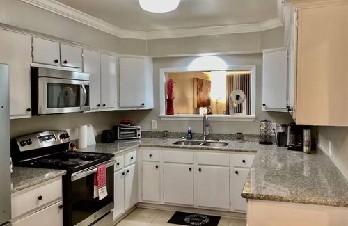 Southgate Apartment | Med Center & NRG Cozy Chic City Condo