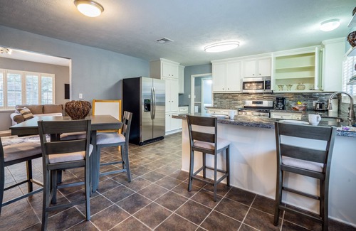 Braeswood Place House | Med Center, NRG, Galleria, Downtown 3 Bedroom+ 2 Bath sleeps 8