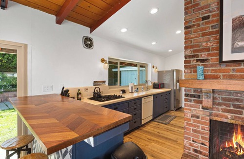 Encanto House | "Medallion" Modern City Estate 7bed/5bath AC + VIEW