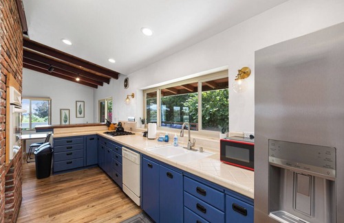 Encanto House | "Medallion" Modern City Estate 7bed/5bath AC + VIEW