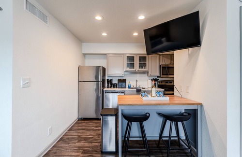 Texas Medical Center Apartment | MedCenter Apt Studio: NRG Stadium, Toyota Center, Downtown Houston,Galleria Mall
