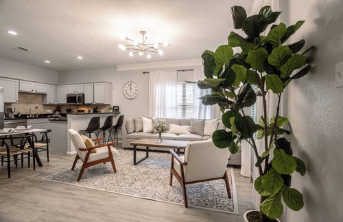 Foster Place House | MedCenter Modern Retreat: King Suite and Office