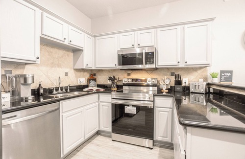 Foster Place House | MedCenter Modern Retreat: King Suite and Office