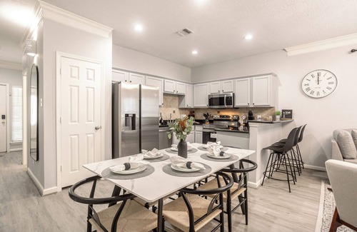 Foster Place House | MedCenter Modern Retreat: King Suite and Office