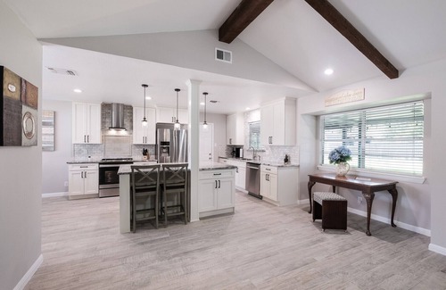 Leon Valley House | Medical Center Central to everything near park