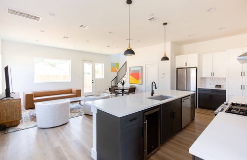 Riverside Terrace House | Medical Center Near the heart of the City