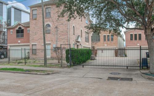 Willow Meadows/Willowbend Area House | Medical Center Spring Special 1 Mile to NRG 3BR Fast Wifi