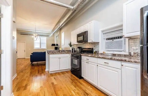 Tri-Taylor Apartment | Medical District Gem i
