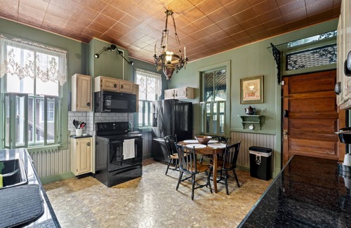 Wyandotte Apartment | Medical Professionals’ Retreat: Charming Old Louisville Home with Unique Flair