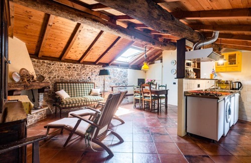 Borghetto di Vara Apartment | Medieval Getaway! Apuan Alps Lovely Attic x4