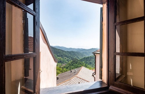 Borghetto di Vara Apartment | Medieval Getaway! Apuan Alps Lovely Attic x4