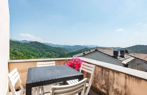 Borghetto di Vara Apartment | Medieval Getaway! Apuan Alps Authentic Apt x4