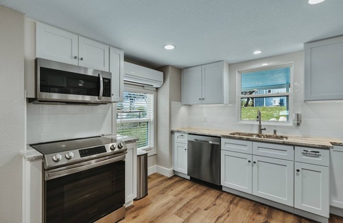 Lakehills Villa | Medina Lake Getaway - Pool with Lakefront Views