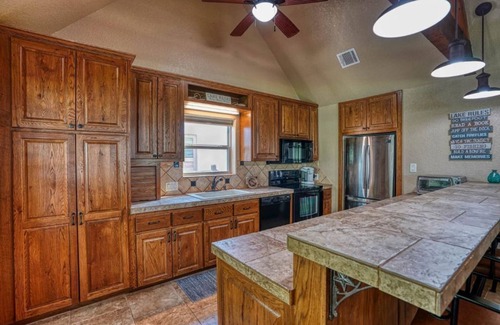 Lakehills House | Medina Lake Waterfront Getaway