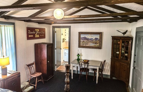 Castroville Cottage | Medina River & Pool Hüs - Historic Tiny Cottage - River, Creek, Pool & Patio