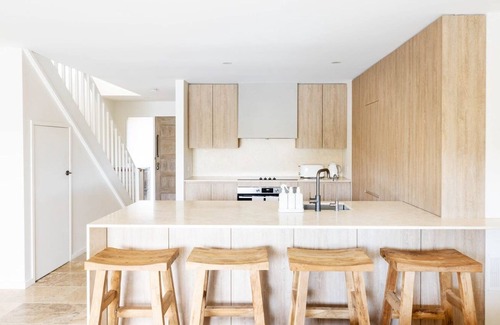 Burleigh Waters House | Mediterranean Villa by the lake, 5 minutes to Burleigh Heads