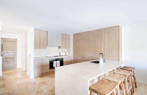 Burleigh Waters House | Mediterranean Villa by the lake, 5 minutes to Burleigh Heads