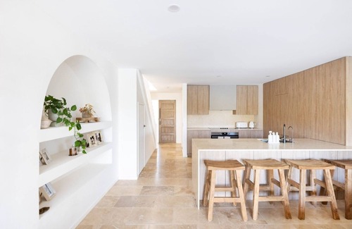 Burleigh Waters House | Mediterranean Villa by the lake, 5 minutes to Burleigh Heads