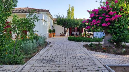 Karlovassi Villa | Mediterranean house with beautiful garden