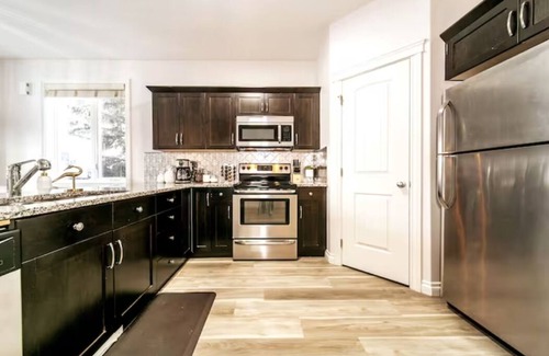 Northwest Edmonton House | ☆Mediterranean Retreat☆King Bed★Fireplace★Garage