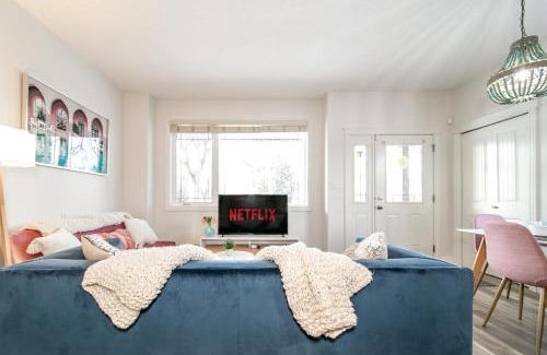 Northwest Edmonton House | Mediterranean Retreat - King Bed - Fireplace - Garage