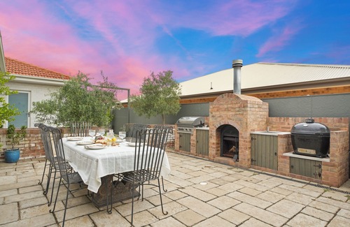 Dubbo House | Mediterranean Retreat | Mineral Pool, Golf Views, Near Zoo