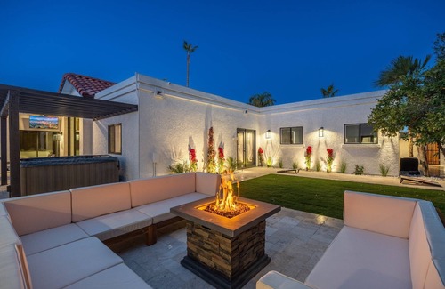 Santiago House | ☀️🏌️Mediterranean Villa! 2 King Suites + Casita, 8 Person Spa & Heated Pool!