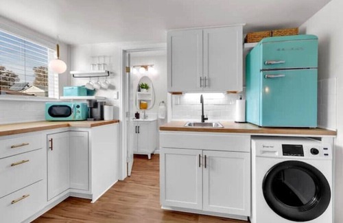 Reno House | Medium Term Studio/Washer&Dryer in unit/30+dayn