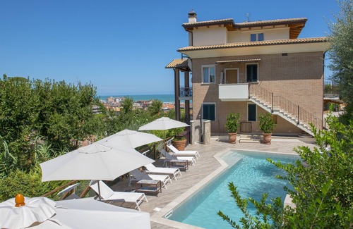 Cupra Marittima Apartment | Medusa Suite - Finely furnished apartment with Pool, Gymnasium, Wi-Fi