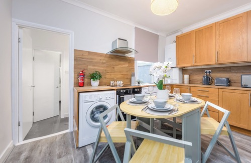 Wainscot House | Medway, Rochester Stays - Contractors, Free Parking, Garden, Sleeps to 7 guests