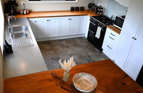 Waitomo District House | Mee ‘N G’s Boat Shed nMarokopa’s finest luxury stay!