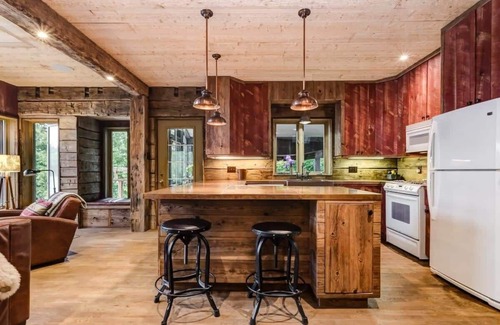 Chelsea House | Meech Lake Lodge - Family Getaway