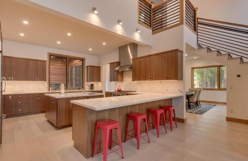 Truckee House | Meek Court at Grays Crossing - Modern Luxury with Private Hot Tub