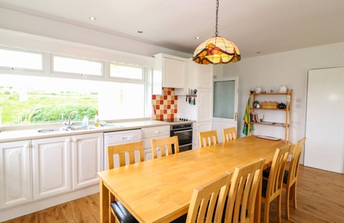 Ballinskelligs House | MEELIGOLLEEN, family friendly, with open fire in Coill Tra