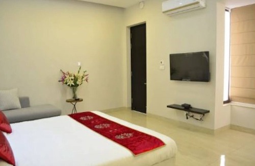 DLF City Apartment | Meera Suites @ DLF 2 - Lux Suite 2