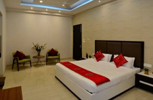 DLF City Apartment | Meera Suites @ DLF 2 - Lux Suite 2