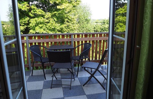 Altenkirchen Apartment | Meerblickwohnung - Meerzauber. Gutshaus Reidervitz mit Großem Lindengartenarten