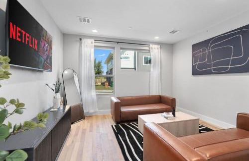University Hills and Windsor Park House | Mega Home - Up to 20 People - Mins 2 ACL-F1-Dwntwn