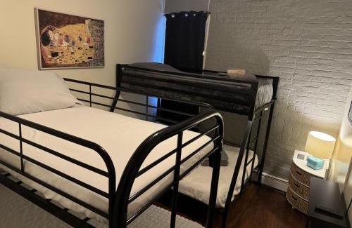 Union City Apartment | Mega Stunning Skyline View - APT 4-5 Combination - 6 Bedroom - Sleeps 25 - 15 mins to NYC