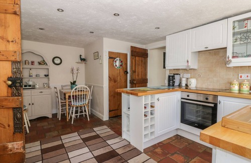 Drayton House | MEGS COTTAGE, pet friendly, with a garden in Norwich
