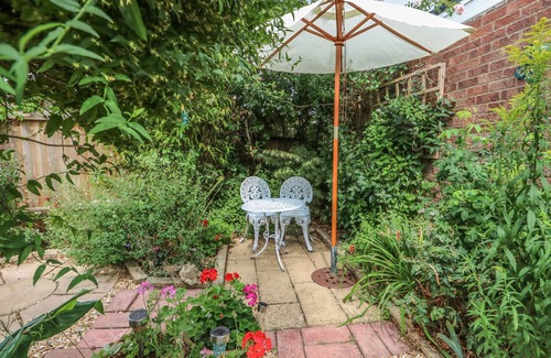 Drayton House | MEGS COTTAGE, pet friendly, with a garden in Norwich