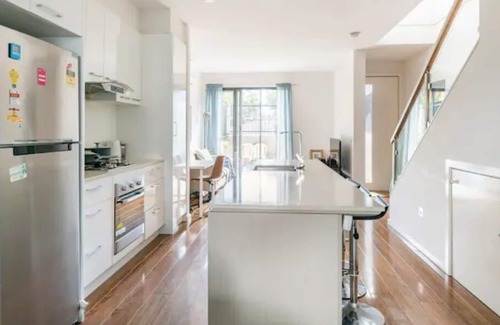 Bundoora House | MEL Latrobe Uni townhouse for 6 people tram golf RMIT Bundoora